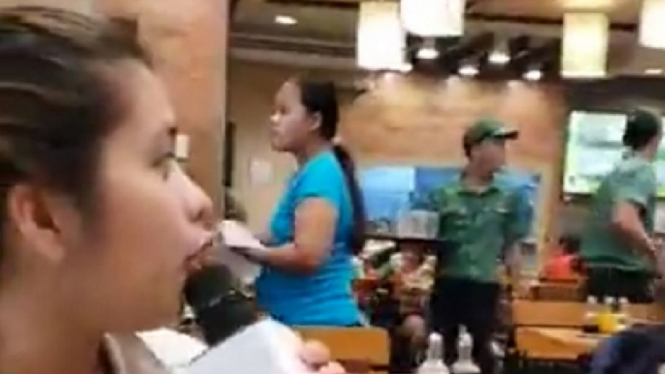 Wanita Filipina memesan nasi dengan menggunakan mikrofon