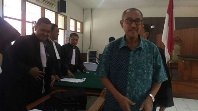 Mantan bupati Bandung Barat, Abubakar, usai menjalani sidang perdananya atas kasus gratifikasi di Pengadilan Negeri Kota Bandung pada Senin, 27 Agustus 2018.