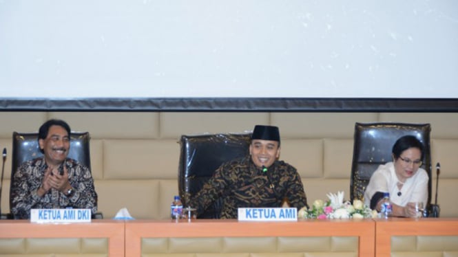 Anggota Komisi X DPR RI Putu Supadma Rudana (tengah)