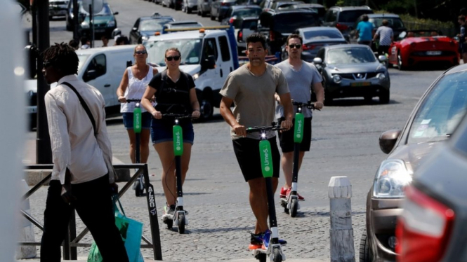 Uber bermitra dengan Lime, perusahaan penyedia skuter yang tersebar di berbagai kota, termasuk Paris. - AFP