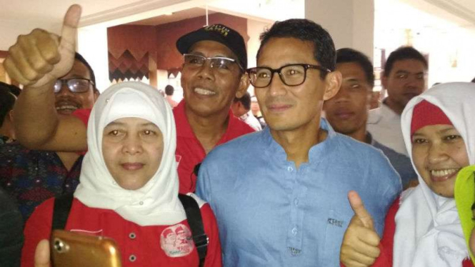 Bakal calon wakil presiden Sandiaga Uno menjadi rebutan emak-emak saat menghadiri pertemuan dengan KAHMI Preuner dan Hipmi di Bandung, Jawa Barat, pada Selasa, 28 Agustus 2018.