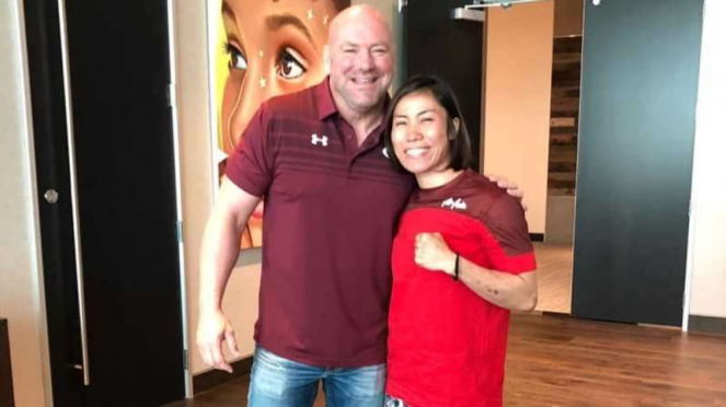 Presiden UFC, Dana White dan petarung One Pride MMA, Linda Darrow.