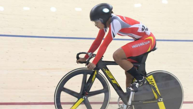 Atlet balap sepeda putri Indonesia, Crismonita, Dwi Putri, di Asian Games 2018