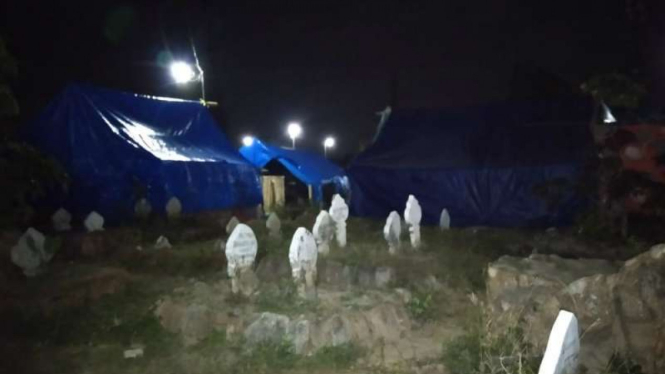 Pengungsian warga Mataram di kuburan.
