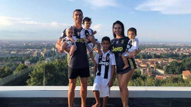 Cristiano Ronaldo dan keluarga.