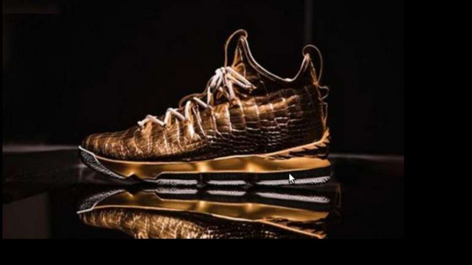  Nike LeBron 15s 'Diamond And Gold' seharga Rp.1,4 M