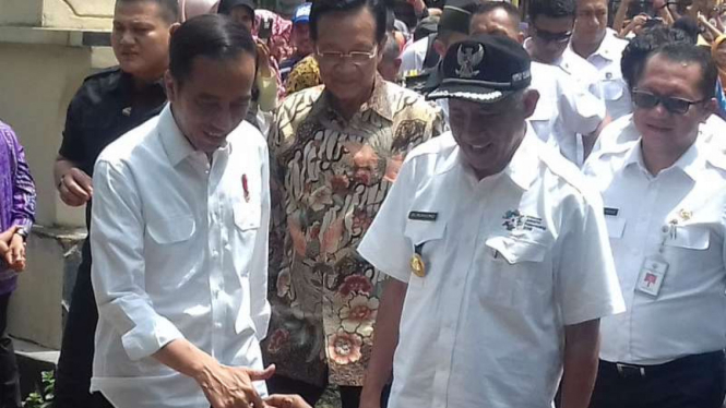 Presiden Joko Widodo memantau pembangunan saluran irigasi di Dusun? Tampungan, Desa Sendangtirto, Kecamatan Berbah, Kabupaten Sleman, Yogyakarta, pada Rabu, 29 Agustus 2018.