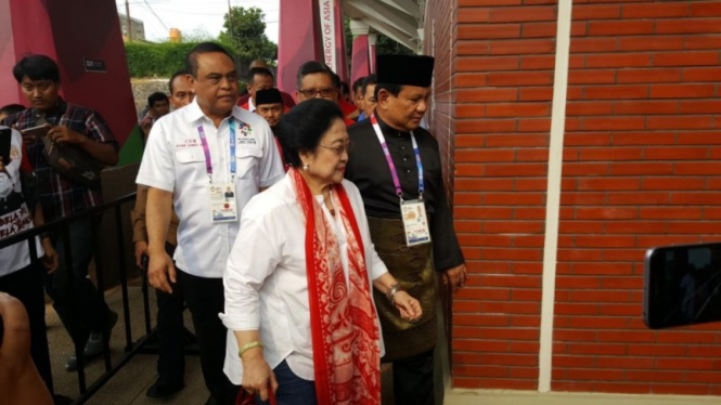 Prabowo Subianto sambut Megawati Soekarnoputri di Padepokan Pencak Silat saat Asian Games 2018.