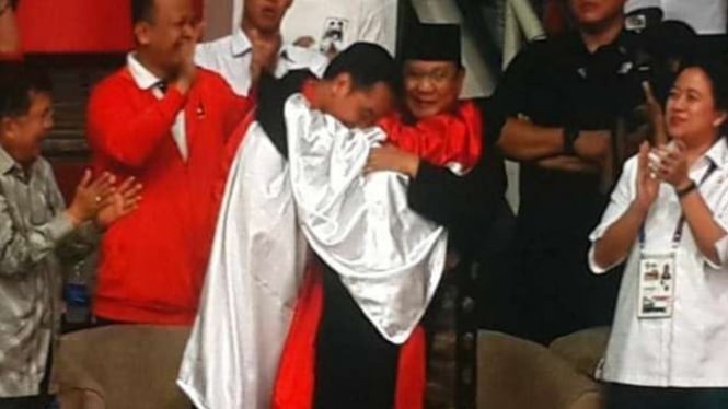 Jokowi dan Prabowo dirangkul pesilat di Asian Games 2018