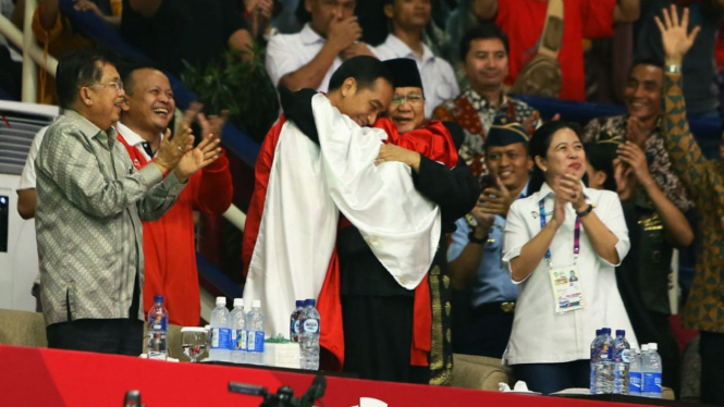 Momen saat pesilat Indonesia peluk Jokowi dan Prabowo di Asian Games 2018 lalu.