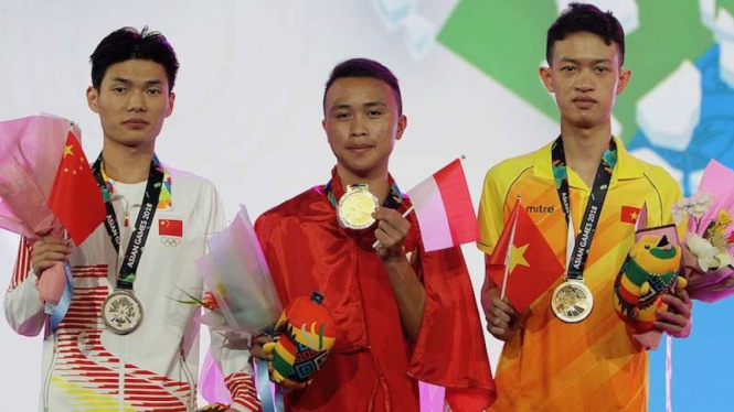 Ridel Yesaya Sumarandak alias BenZerRidel (tengah) berhasil meraih medali emas eSport Asian Games 2018.