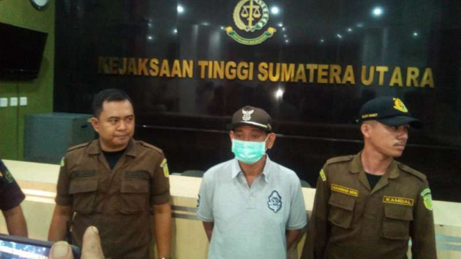 Kejaksaan Tinggi Sumatera Utara memperlihatkan seorang buronan bernama dr Iskandar sesaat setelah ditangkap di rumah kerabat keluarganya di Medan pada Rabu malam, 28 Agustus 2018.
