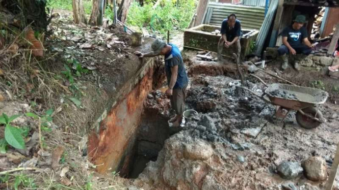 Tim arkeolog menggali sebuah bangunan yang telah dipastikan sebagai bekas lubang tambang batu bara peninggalan Hindia Belanda di Sawahlunto, Sumatera Barat, pada Kamis, 30 Agustus 2018.