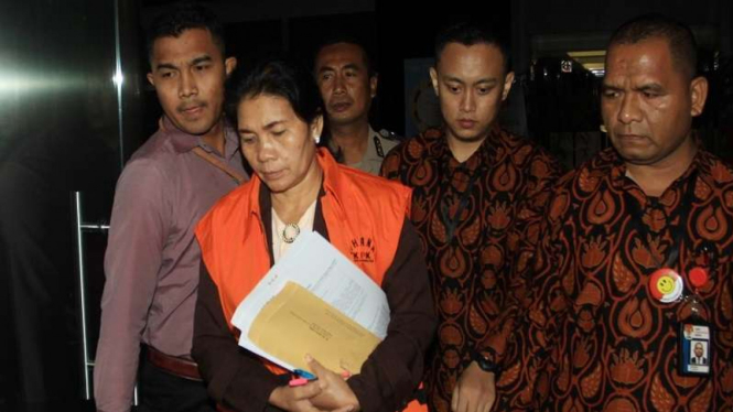 Tersangka Hakim Adhoc Tipikor Pengadilan Negeri Medan, Merry Purba (tengah)