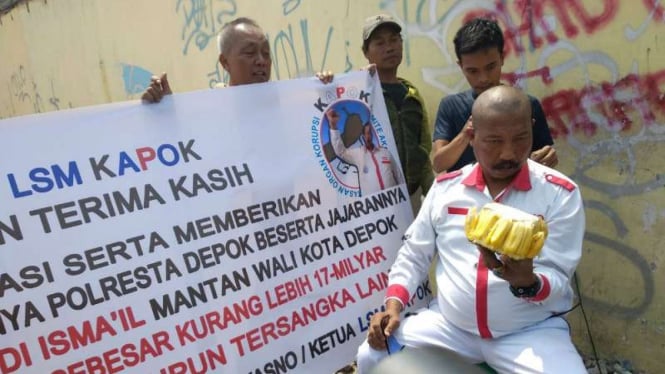 Seorang warga Kota Depok mencukur habis hingga botak kepalanya sebagai ekpresi antusias setelah sang mantan wali kota Nur Mahmudi Ismail menjadi tersangka korupsi pada Kamis 30 Agustus 2018.