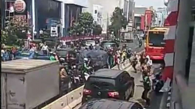 Massa rusak pengemudi mobil yang tabrak lari di Jalan Hayam Wuruk, Jakarta.