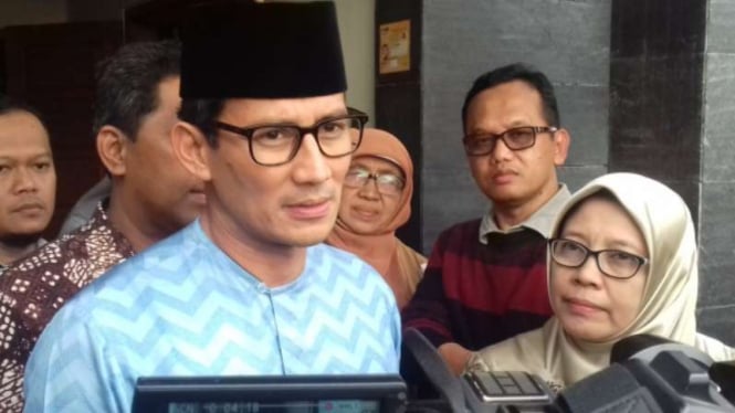 Calon Wakil Presiden Sandiaga Salahuddin Uno memakai kopiah.