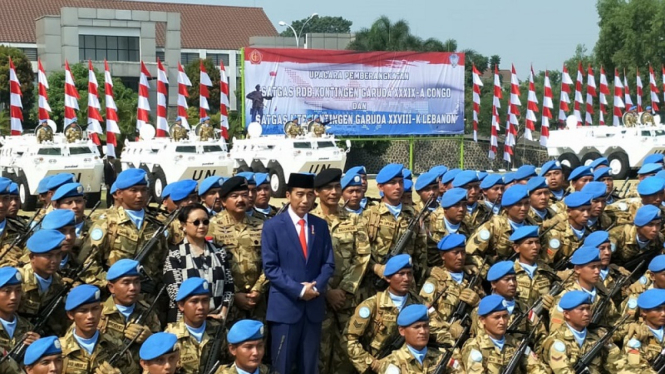 Presiden Jokowi berfoto bersama Satgas Kontingen Perdamaian PBB di Kongo Lebanon