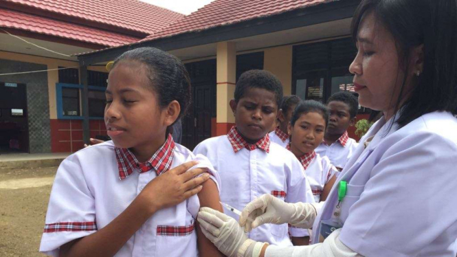 Vaksin MR di salah satu SD di Teluk Bintuni, Papua Barat.