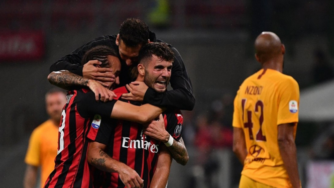 Pemain AC Milan merayakan gol.