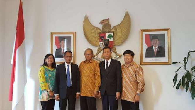 Kepala BKP Agung Hendriadi (nomor 3 dari kiri) didepan Kantor Kedubes Denmark.