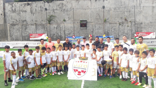  Menteri Sosial Agus Gumiwang Kartasasmita meresmikan Asiana Soccer School.