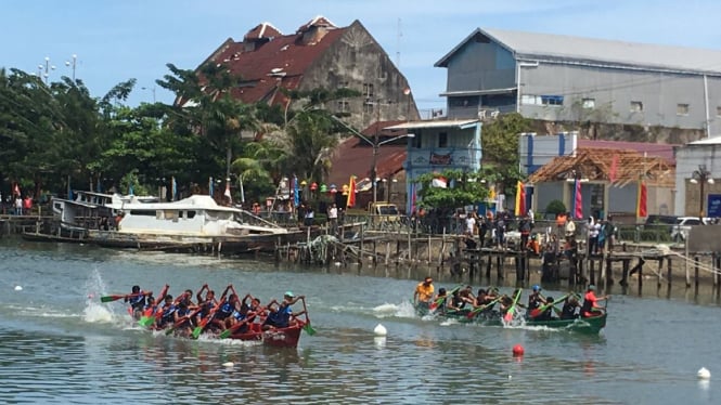 Festival Selaju Sampan di Sungai Batang Arau, Seberang Palinggam, Padang Selatan