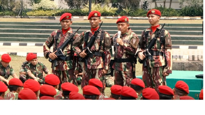Kepala Staf TNI Angkatan Darat (KASAD), Jenderal TNI Mulyono membuang pangkat.
