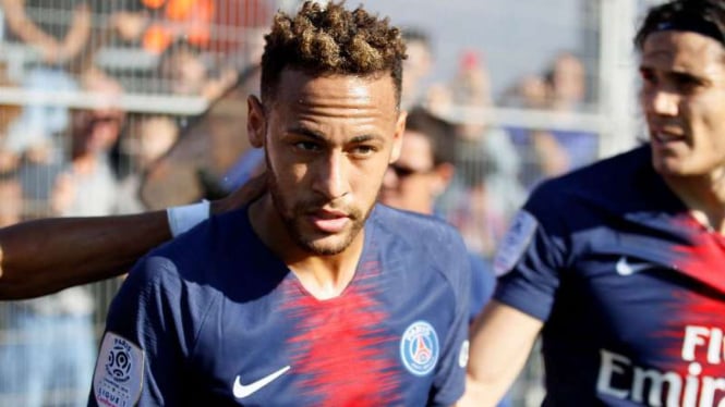 Striker Paris Saint-Germain, Neymar, rayakan gol.