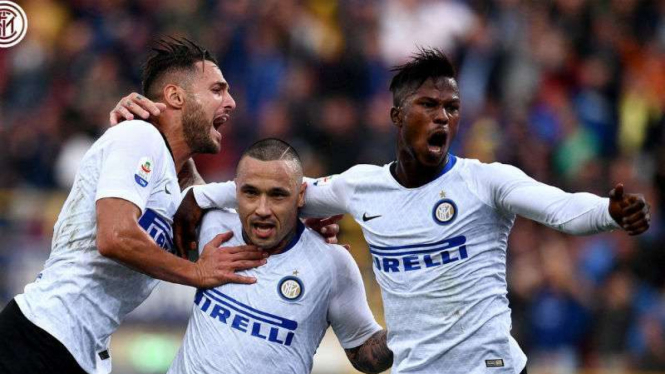 Pemain Inter Milan rayakan gol Radja Nainggolan.