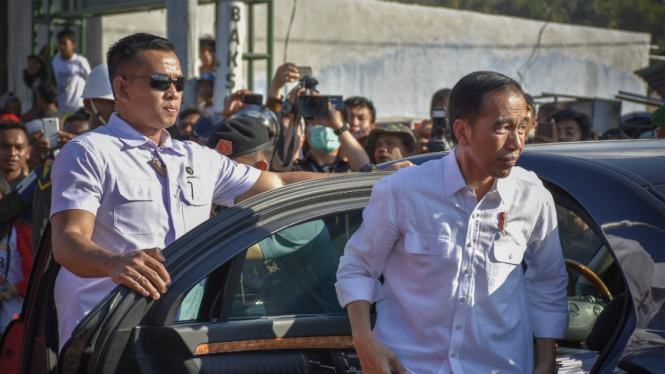 Presiden Joko Widodo tiba untuk memberikan bantuan korban gempa secara simbolis di Desa Pemenang Barat, Kecamatan Pemenang, Tanjung, Lombok Utara, NTB, Minggu (2/9/2018).