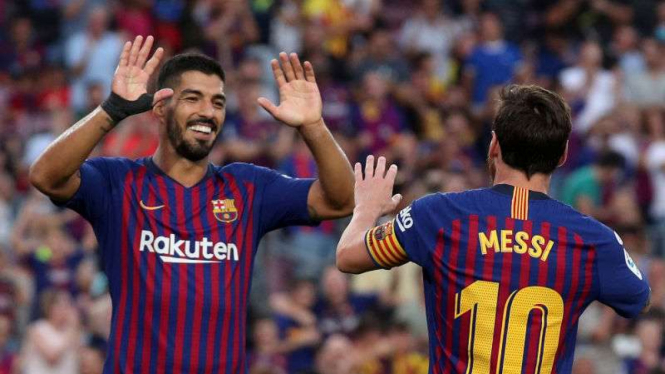 Lionel Messi dan Luis Suarez rayakan gol Barcelona.