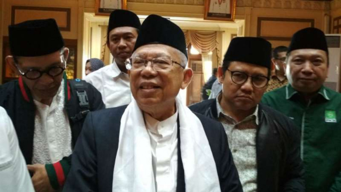 Bakal calon wakil presiden Ma'ruf Amin dan Ketua Umum PKB Muhaimin Iskandar di Bandara Juanda Surabaya, Jawa Timur, pada Senin, 3 September 2018.
