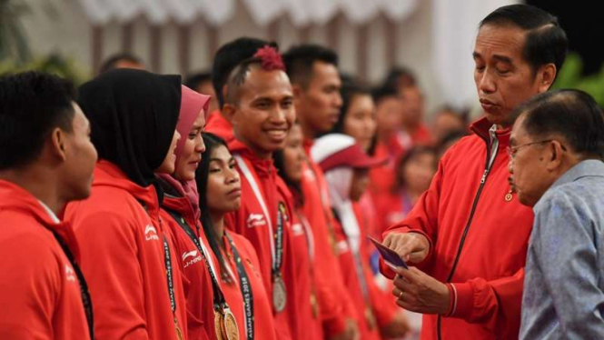 Para atlet RI peraih medali di Asian Games 2018 mendapat bonus dari pemerintah.