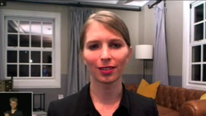 Chelsea Manning melakukan tur seminarnya melalui video.