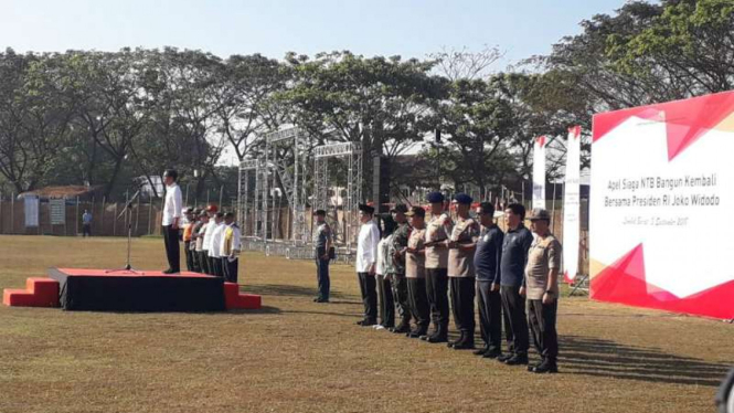 Presiden Joko Widodo memimpin apel kesiapsiagaan rehabilitasi dan rekonstruksi pascagempa Lombok di Lapangan Gunung Sari, Lombok Barat, Senin, 3 September 2018.