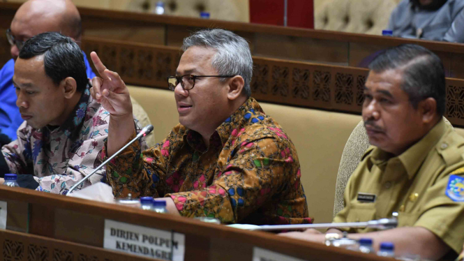 Ketua Komisi Pemilihan Umum (KPU), Arief Budiman (tengah)