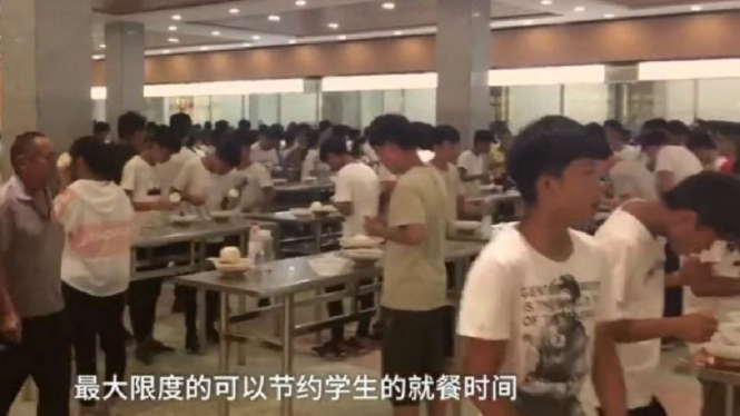 Kantin tanpa kursi di salah satu SMA di China