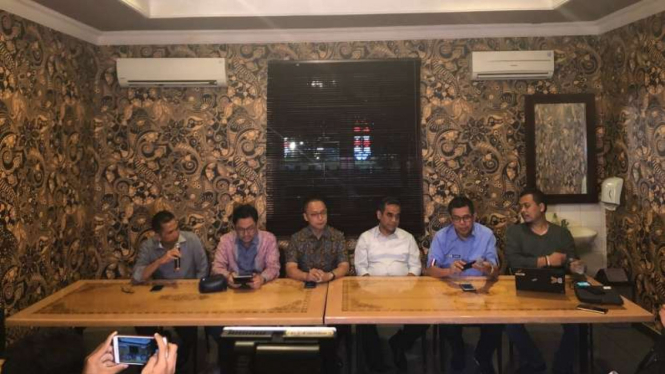 Sekjen partai pendukung Prabowo-Sandi menggelar konferensi pers.