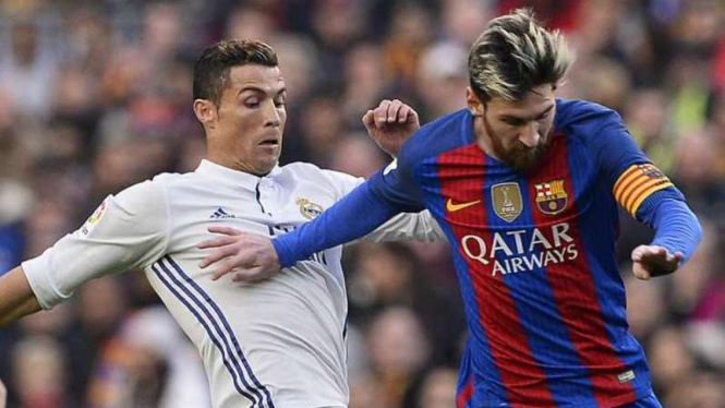 Cristiano Ronaldo (kiri) saat masih membela Real Madrid dan Lionel Messi (kanan)