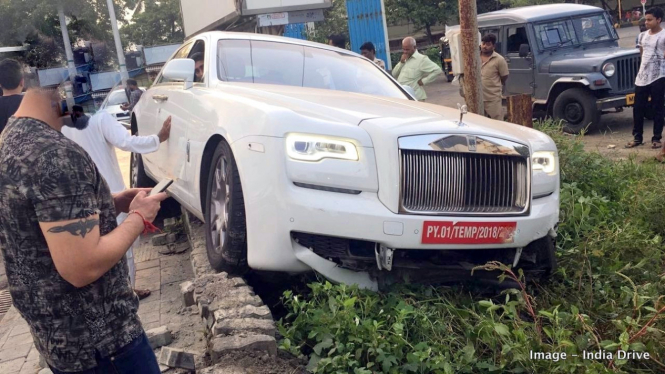 Kecelakaan Rolls-Royce Phantom Ghost