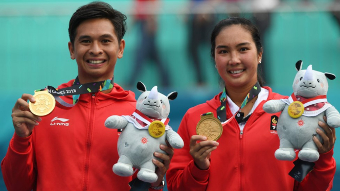 Christopher Rungkat dan Aldila Sutjiadi meraih emas setelah mengalahkan ganda asal Thailand, Luksika Kumkhum-Sonchat Ratiwatana. - ANTARA/INASGOC/WAHYU PUTRO A