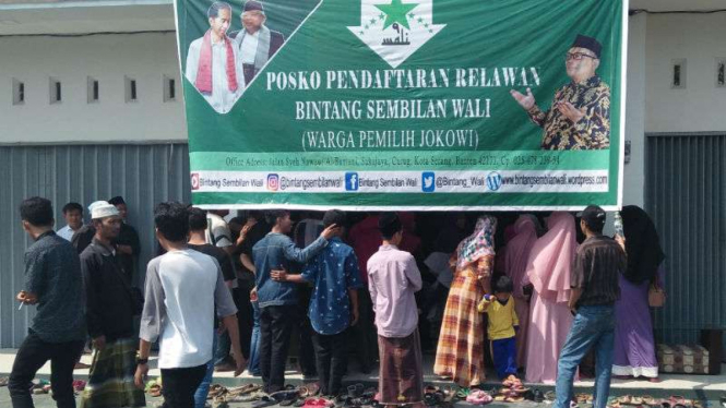 Ratusan orang di Kota Serang, Banten, ramai-ramai mendaftarkan diri sebagai relawan calon presiden dan wakil presiden Joko Widodo-Ma'ruf Amin di sekretariat Wali Sembilan pada Selasa, 4 September 2018.