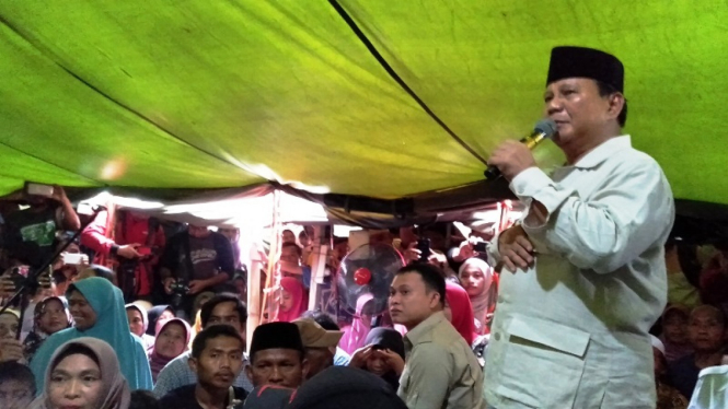 Bakal capres Prabowo Subianto mengunjungi lokasi pengungsian di Lombok