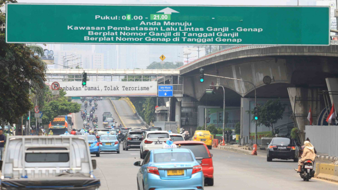 Pembatasan kendaraan bermotor ganjil genap di Jakarta.