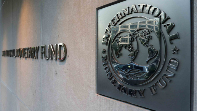 Logo IMF (The International Monetary Fund) di kantor pusat Washington, AS