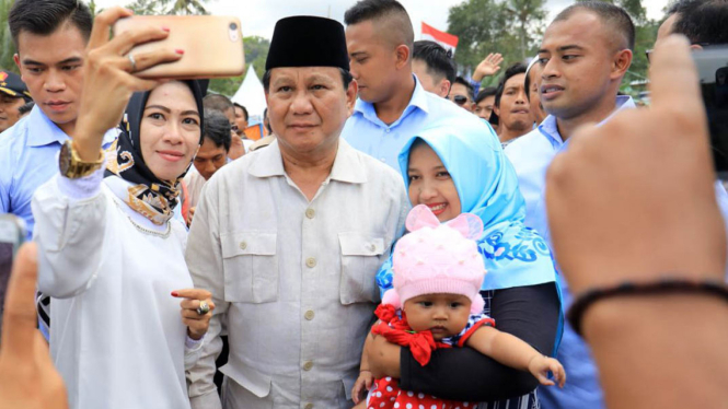 Bakal Calon Presiden Prabowo Subianto mengunjungi korban gempa di Lombok, NTB