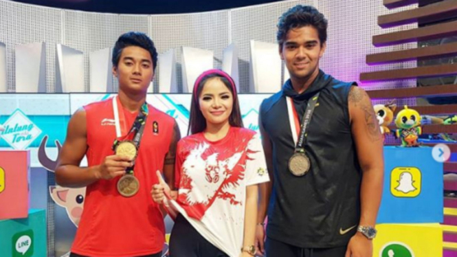 Dinar Candy bersama dua atlet jet ski Indonesia 