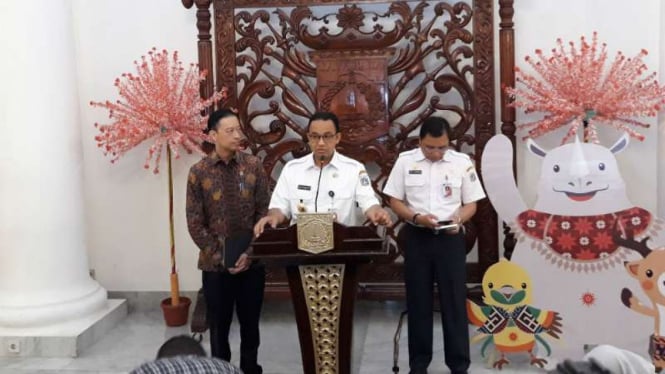 Gubernur DKI Anies Baswedan (tengah) dan Kepala BKPM Thomas Lembong (kiri)