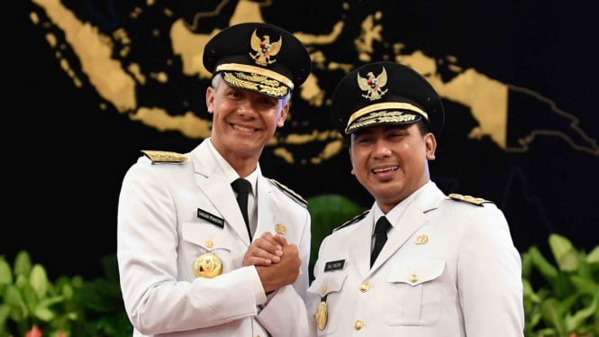 Gubernur Jawa Tengah Ganjar Pranowo (kiri) bersama Wakil Gubernur Taj Yasin Maimoen (kanan) melakukan salam komando usai pelantikan di Istana Negara, Jakarta